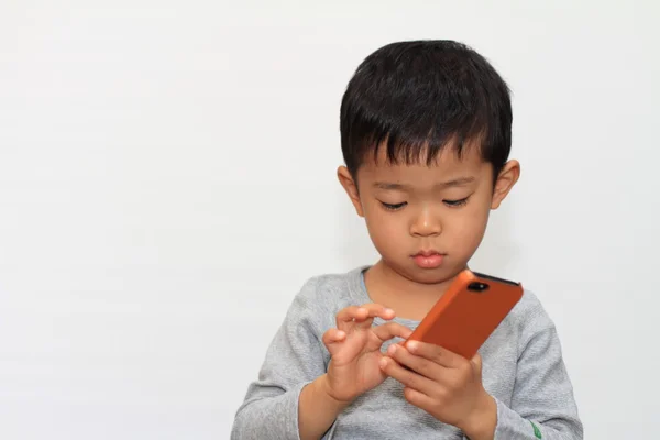 Japán fiú használ szúró telefon (4 éves) — Stock Fotó