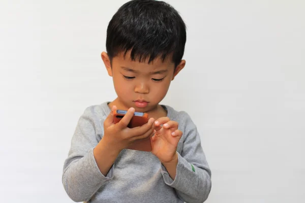 Japanse jongen met behulp van een slimme telefoon (4 jaar oud) — Stockfoto