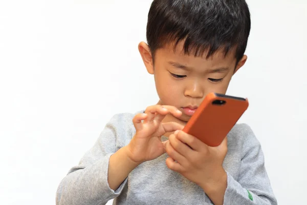 Giapponese ragazzo utilizzando un smart phone (4 anni ) — Foto Stock