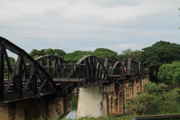 De brug over de river Kwai in Thailand — Stockfoto