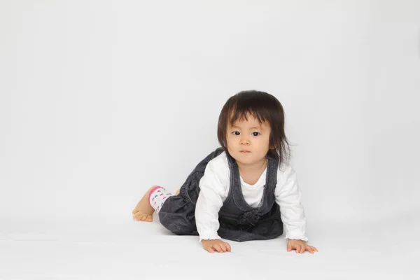Japon küçük (1 yaşında katta oturan kız) — Stok fotoğraf