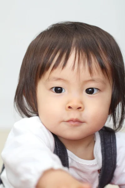 日本の赤ちゃん女の子 (1 歳の笑顔) — ストック写真