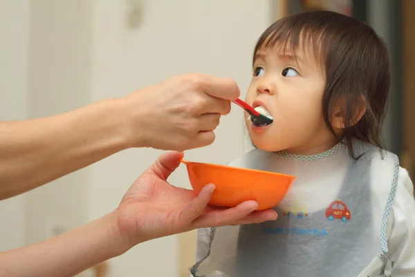 Japonais bébé fille manger bébé nourriture (1 an ) — Photo