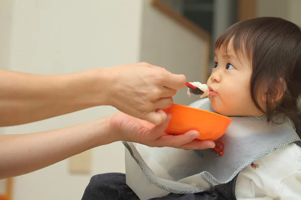 Menina japonesa comendo comida de bebê (1 ano de idade ) — Fotografia de Stock