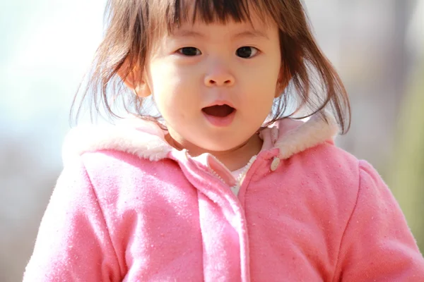 (1 년 된 푸른 하늘 아래 웃는 일본 아기 소녀) — 스톡 사진