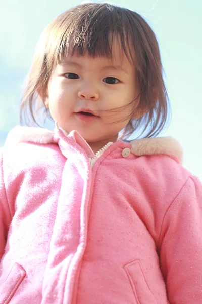 Smiling Japanese baby girl under the blue sky (1 year old) — Stock Photo, Image