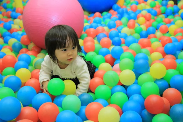 Top havuzunda (1 yaşında oynayan Japon bebek kız) — Stok fotoğraf