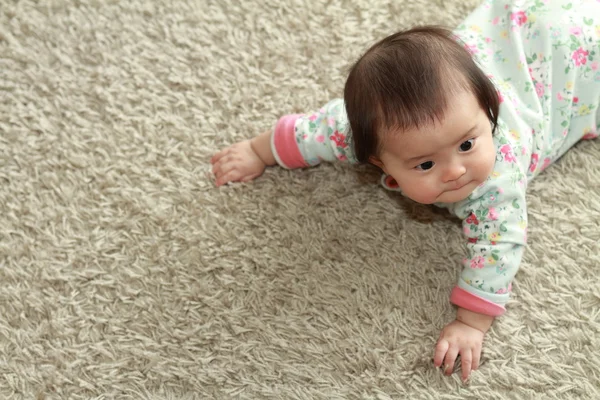 Crawling Japanese baby girl (0 year old) — Stock Photo, Image