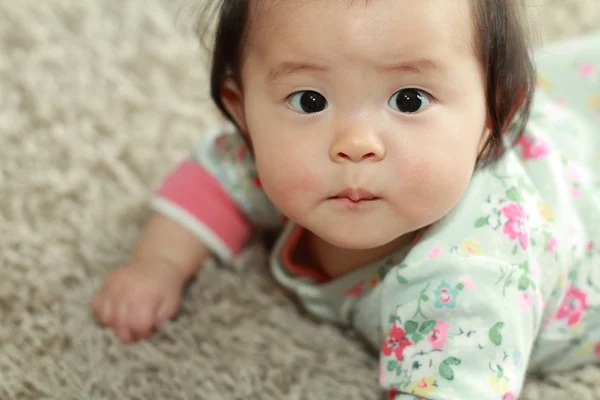 Crawling Japanese baby girl (0 tahun) ) — Stok Foto