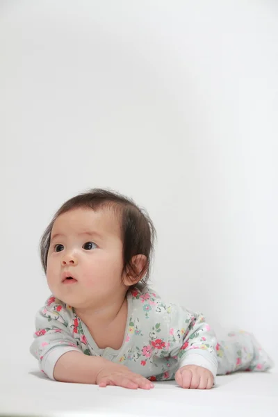 Gatear japonesa bebé chica (0 año de edad ) — Foto de Stock