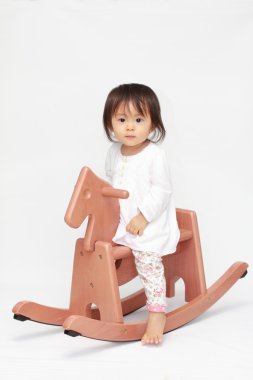 Japon küçük sallanan at (0 yaşındaki oynayan kız)