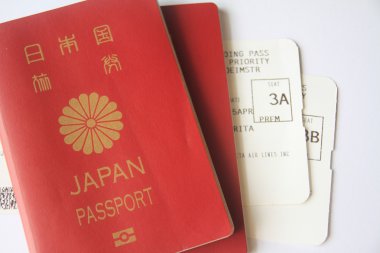 Japon pasaportu ve uçuş kartı.