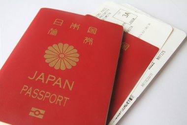 Japon pasaportu ve uçuş kartı.