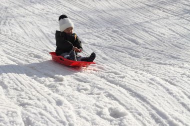 Japon çocuk üzerinde kızak (2 yaşında)