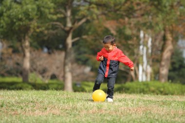 Japon çocuk sarı topu (3 yaşında tekmeleme)