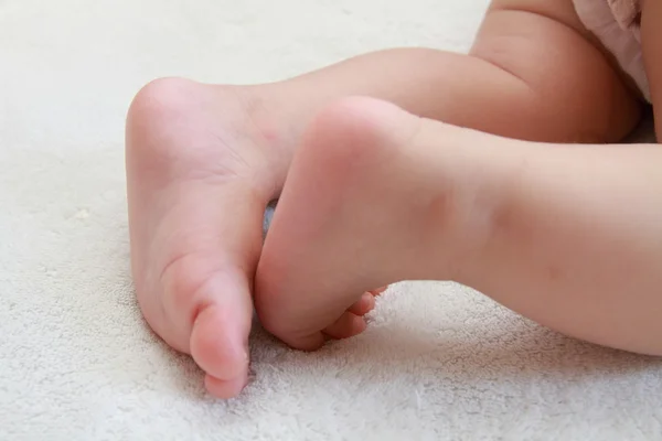 日本の赤ちゃん (0 歳の足) — ストック写真