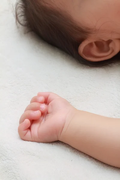 Hand van Japanse babymeisje (0 jaar oud) — Stockfoto