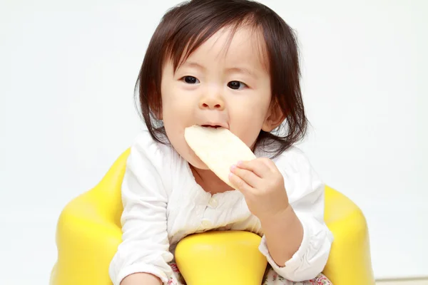 Japon küçük pirinç kraker (0 yaşındaki yiyen kız) — Stok fotoğraf