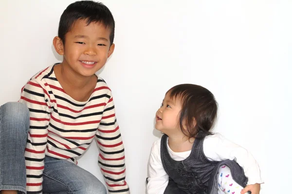 日本的弟弟和妹妹 (6 岁的小男孩，1 岁的小女孩) — 图库照片
