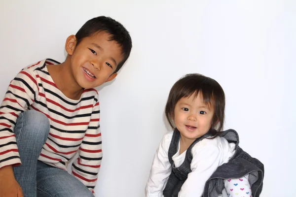 Japonské bratr a sestra (6 let a 1 rok starý) — Stock fotografie