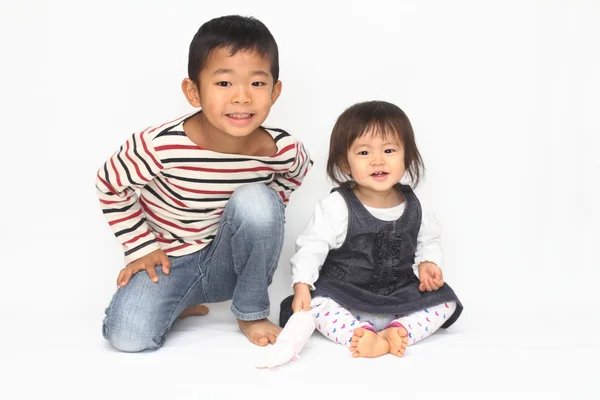 日本の兄と妹 (6 歳の男の子と 1 歳の女の子) — ストック写真