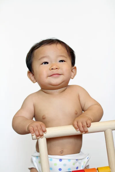 Japonés bebé chico empujando un carro (0 año de edad ) —  Fotos de Stock