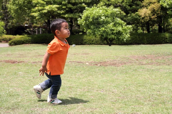 Japán fiú fut a fű (1 éves) — Stock Fotó