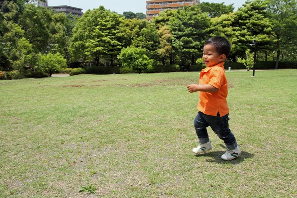 Japán fiú fut a fű (1 éves) — Stock Fotó