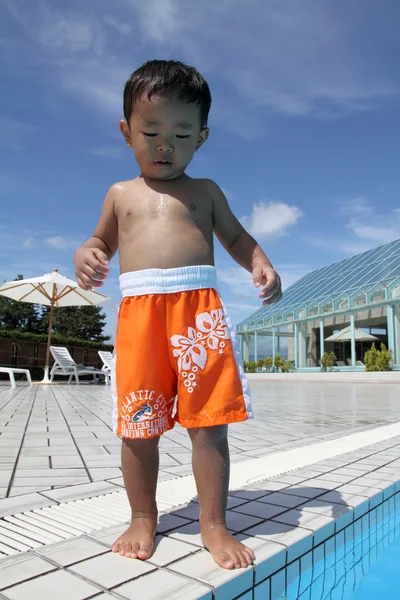 Japoński chłopiec stojący na basenie (1 rok stary) — Zdjęcie stockowe