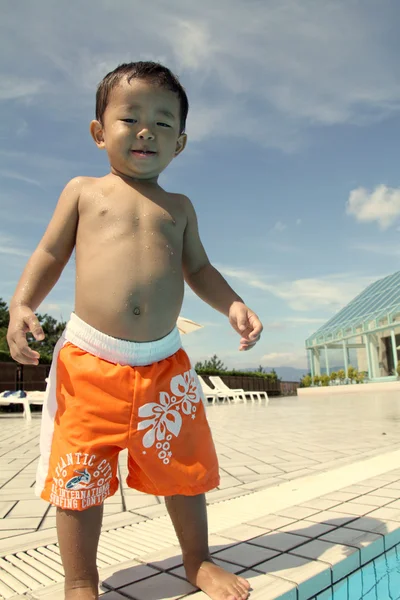 Japansk pojke står vid poolen (1 år gammal) — Stockfoto