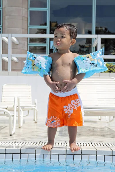 Japonés chico de pie en la piscina (1 año de edad ) —  Fotos de Stock