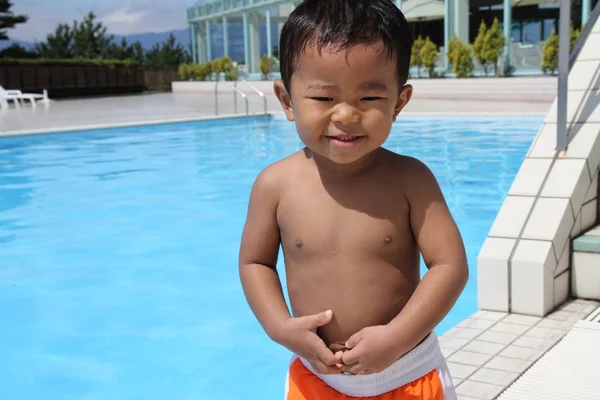 (1 歳のプールサイドに立って日本の少年) — ストック写真