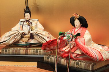 Kızın büyüme kutlamak için Hina bebek (Japon geleneksel bebek)