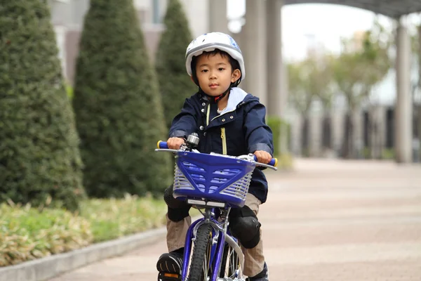 Japanischer Junge auf dem Fahrrad (5 Jahre)) — Stockfoto