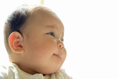 Gülümseyen erkek Japon bebek (0 yaşında)