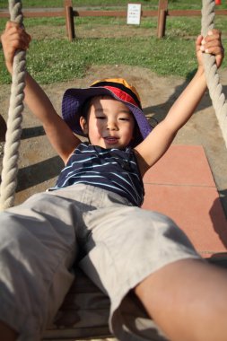 Japon çocuk (3 yaşında salıncak üzerinde)