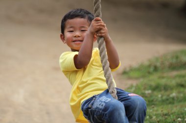 Japon çocuk Tarzan ipiyle oynuyor (3 yaşında))