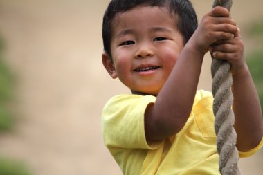 Japon çocuk Tarzan ipiyle oynuyor (3 yaşında))