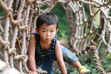 Japon çocuk (3 yaşında atletik sahasında oynuyor)