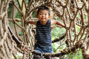 Japon çocuk (3 yaşında atletik sahasında oynuyor)