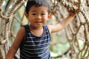Japon çocuk (3 yaşında atletik sahasında oynuyor)