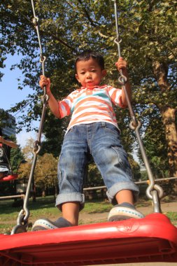Japon çocuk (3 yaşında salıncak üzerinde)