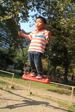 Japon çocuk (3 yaşında salıncak üzerinde)