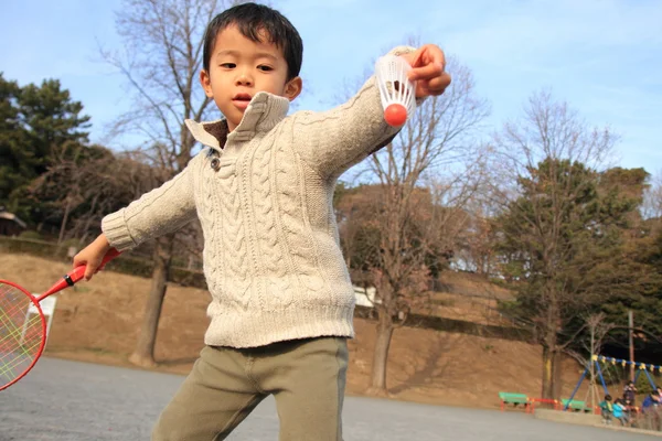 Japanischer Junge spielt Badminton (4 Jahre)) — Stockfoto