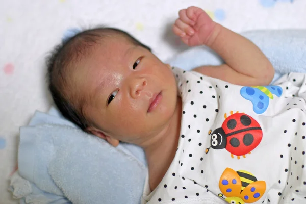 (0 歳日本生まれたばかりの赤ちゃん男の子) — ストック写真