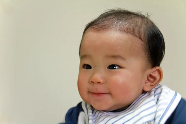 Gülümseyen erkek Japon bebek (0 yaşında) — Stok fotoğraf