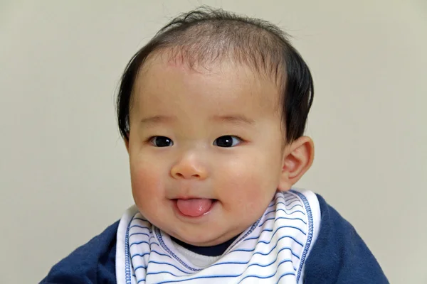 Улыбающийся японский мальчик (0 лет) ) — стоковое фото
