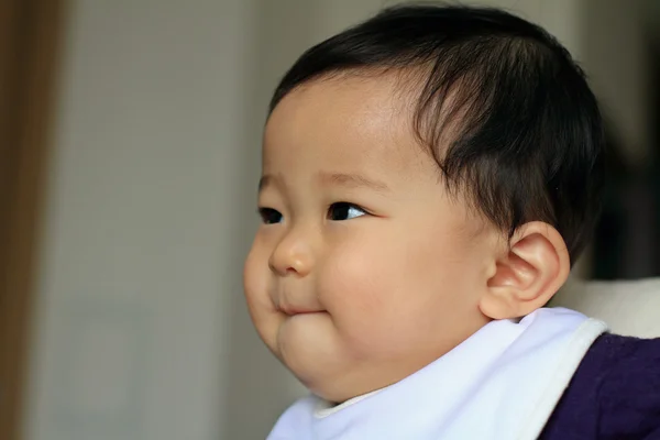 Sonriente bebé japonés niño (0 año de edad ) — Foto de Stock