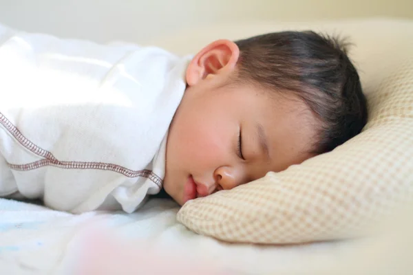 Dormir Japonês menino (1 ano de idade ) — Fotografia de Stock