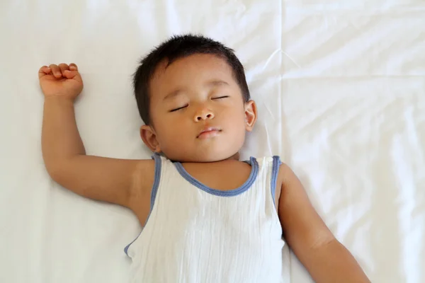 Schlafender japanischer Junge (1 Jahr)) — Stockfoto